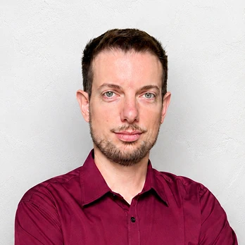 Primo piano di Marco Grandi nella sezione contatti dello studio tecnico Mensura